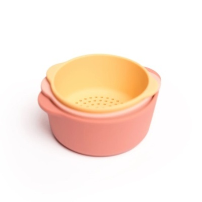 Dois utensílios de cozinha empilhados em plástico rosa e amarelo