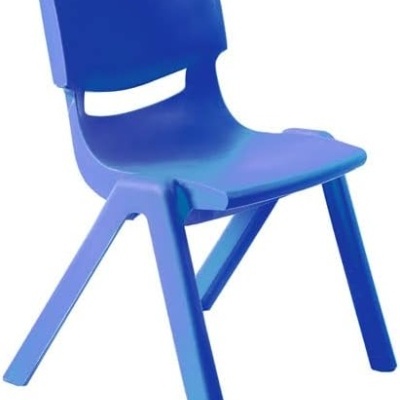 Cadeira infantil azul em plástico com quatro pés inclinados