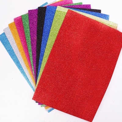 Folhas de EVA brilhantes em várias cores dispostas em leque