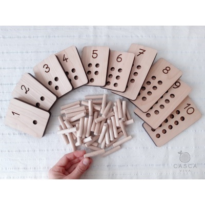 Conjunto pedagógico em madeira com placas numeradas e pinos para encaixe