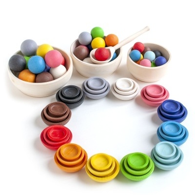 Jogo de bolas coloridas e conjuntos de anéis de madeira organizados em círculos