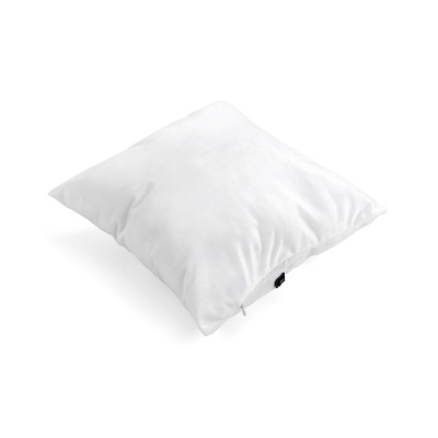 Almofada branca quadrada com etiqueta preta