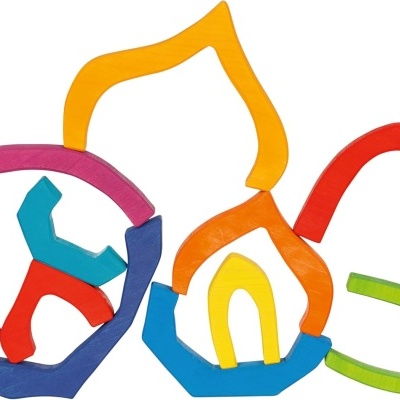 Formas geométricas coloridas para encaixe em várias cores sobre fundo branco