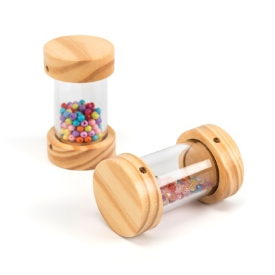 Dois tambores de chocalho de madeira clara com contas coloridas dentro.