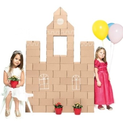 Meninas a brincar com castelo de blocos de cartão e balões