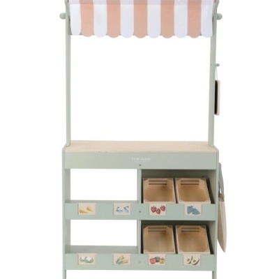Espaço de venda infantil de madeira com toldo listrado e cestos para produtos