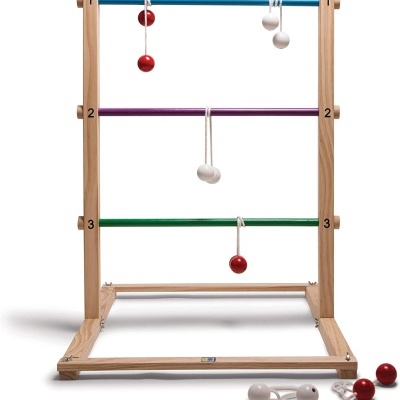 Estrutura de madeira para jogo com três barras coloridas e bolas vermelhas e brancas.