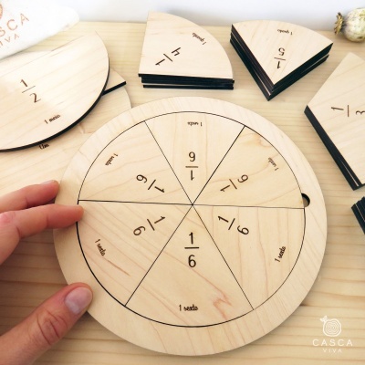Jogo didático de frações em madeira clara com peças triangulares e circulares