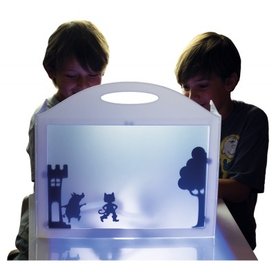 Mesa de projeção de sombras com figuras recortadas nas sombras