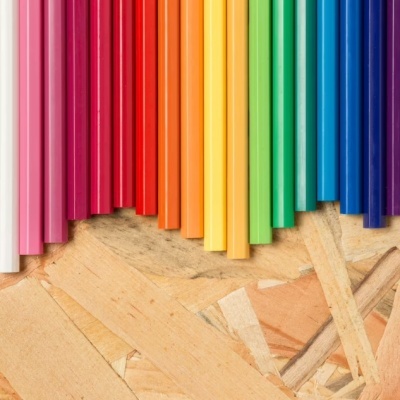 Lápis de cor organizados por cores sobre superfície de madeira