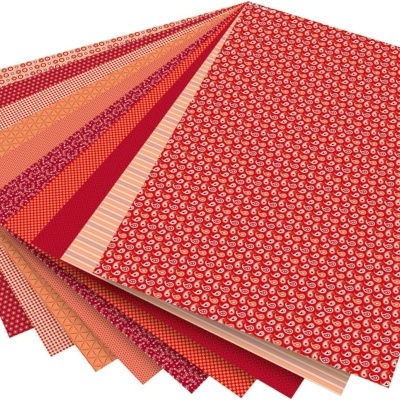 Folhas de papel decorativas com padrões em tons vermelhos e rosa