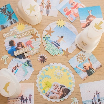 Recortes de papel e fotos de verão com perfuradores brancos em madeira clara