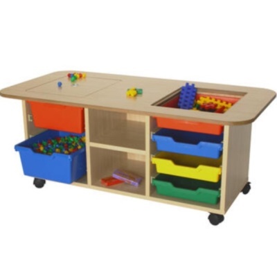 Mesa de brinquedos de madeira clara com caixas plásticas coloridas e rodízios