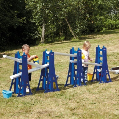 Crianças a brincar com brinquedo exterior azul e branco em relva