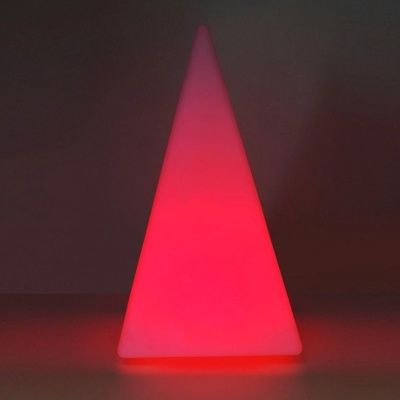 Luminária em forma de cone vermelha iluminada