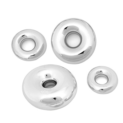 Quatro anéis cromados de diferentes tamanhos com superfície brilhante