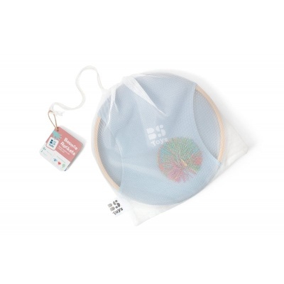 Anel de madeira azul claro com padrão colorido e embalagem em rede branca