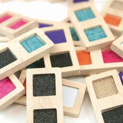 Quadros retangulares de madeira com quadrados coloridos e texturizados