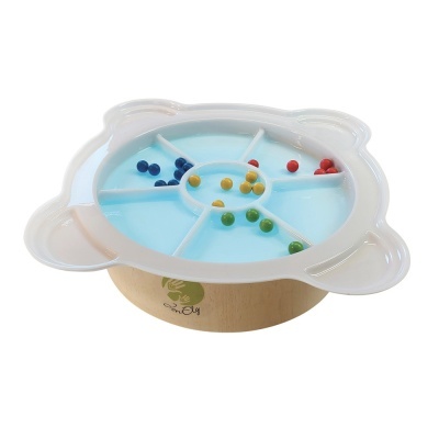 Prato com divisórias em madeira e tampa azul com gotas coloridas dentro