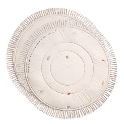 Tapete redondo para crianças com franjas e pequenos desenhos coloridos.