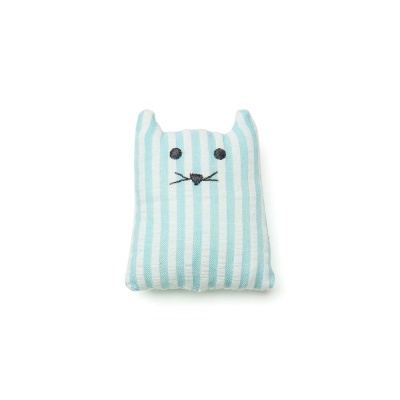 Almofada decorativa com riscas azuis e brancas e rosto de gato bordado.