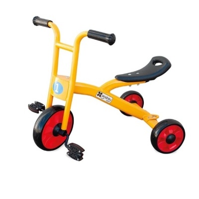 Triciclo amarelo com detalhes pretos e vermelhos para crianças