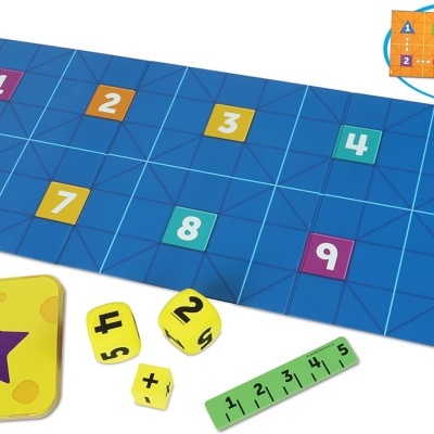 Jogo educativo com tabuleiro, dados coloridos e carta com estrela roxa