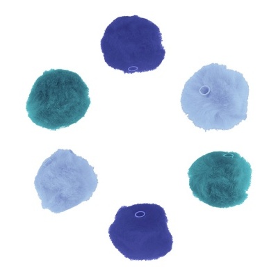 Seis acessórios redondos felpudos de cores variadas dispostos em círculo