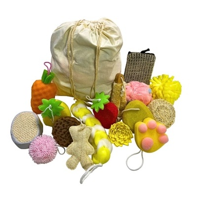 Conjunto de acessórios de banho variados em várias cores e texturas sobre fundo branco