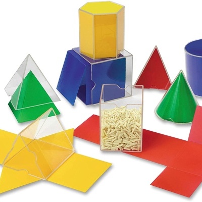 Figuras geométricas tridimensionais coloridas em plástico.