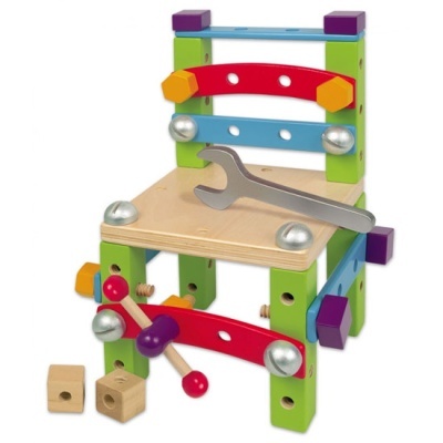 Cadeira de brinquedo de madeira colorida com ferramentas