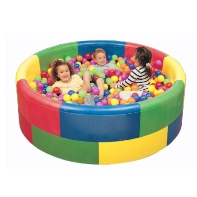 Piscina de bolas colorida com crianças a brincar