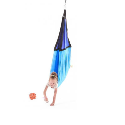 Criança num baloiço sensorial azul suspenso com bola laranja.