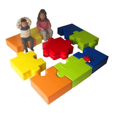 Móveis infantis coloridos em forma de puzzle com duas crianças sentadas
