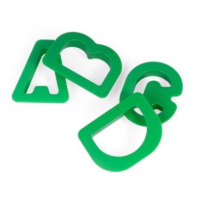 Quatro moldes para sanduíches verdes de diferentes formas sobre fundo branco
