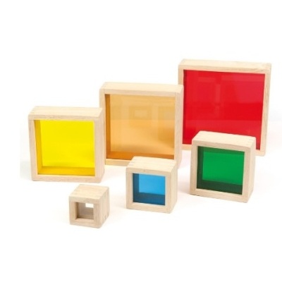 Conjunto de seis cubos de madeira com faces coloridas em plástico translúcido