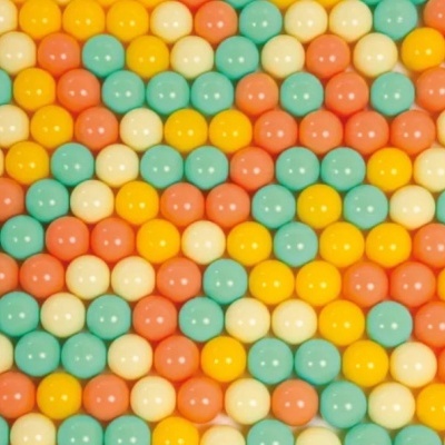 Bolas pequenas coloridas em cores pastel empilhadas