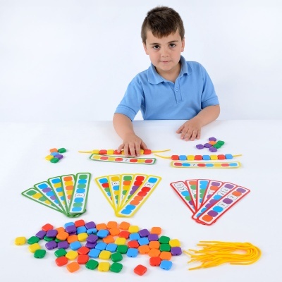 Jogo educativo infantil com fichas coloridas e cartas com padrões de cores