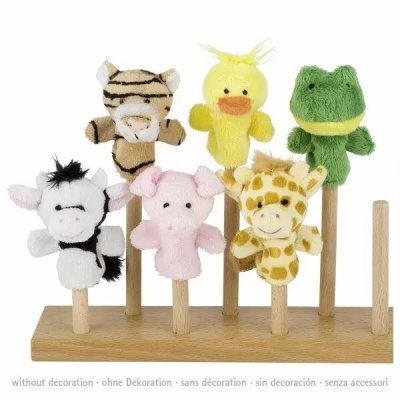 Seis fantoches de mão de animais em tecido colorido num expositor de madeira.