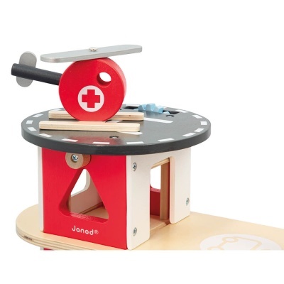 Brinquedo de madeira heliporto com helicóptero vermelho e torre Janod