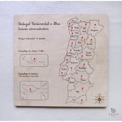 Mapa de Portugal em madeira com divisões administrativas gravadas