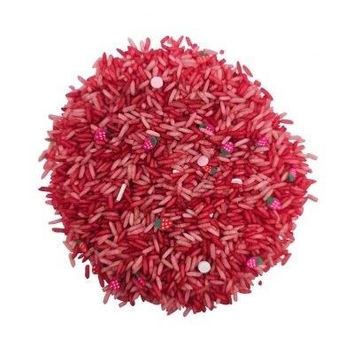 granulado comestível rosa e vermelho com confeitos pequenos morango