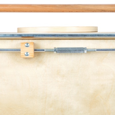 Carrinho de madeira com rodas pretas e alça de madeira clara