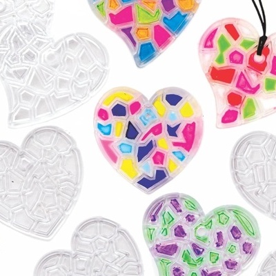 Moldes de coração transparentes com pedaços coloridos e fios pretos para pendentes.