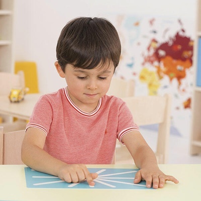 Camisola infantil rosa algodão com gola e punhos brancos e vermelhos, criança a tocar cartão azul com padrão branco.