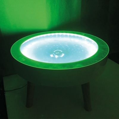 Mesa luminosa redonda branca com pernas de madeira e iluminação LED azul e verde