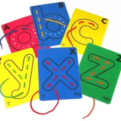 Cartas educativas coloridas com cordão para enfiar