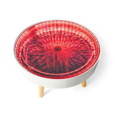 Mesa redonda com tampo vermelho decorativo e pés de madeira clara