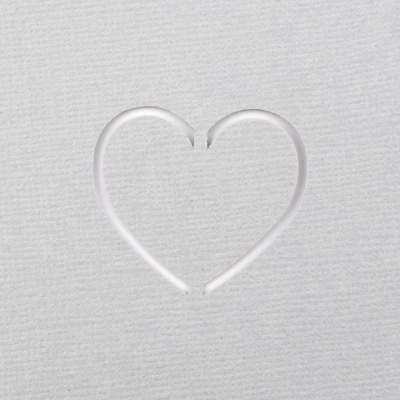 Coração branco sobre superfície cinza texturizada