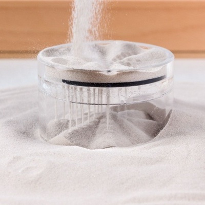 Depósito transparente com pó branco e tampa branca sobre superfície branca